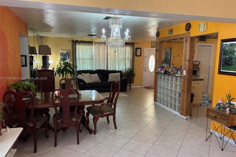 House in Pembroke Pines, Florida 2 bedrooms, 132.39 sq.m. № 1875295 - photo 4