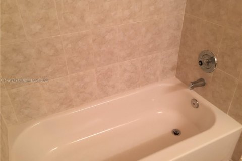 Condo in Coral Springs, Florida, 2 bedrooms  № 1959044 - photo 13