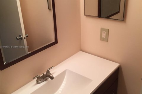 Condo in Coral Springs, Florida, 2 bedrooms  № 1959044 - photo 18