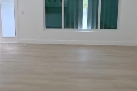 House in Cutler Bay, Florida 5 bedrooms, 172.05 sq.m. № 2010399 - photo 3