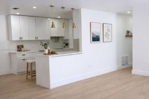 House in Cutler Bay, Florida 5 bedrooms, 172.05 sq.m. № 2010399 - photo 11