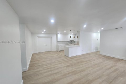 House in Cutler Bay, Florida 5 bedrooms, 172.05 sq.m. № 2010399 - photo 14