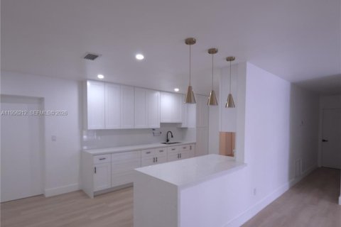 House in Cutler Bay, Florida 5 bedrooms, 172.05 sq.m. № 2010399 - photo 12