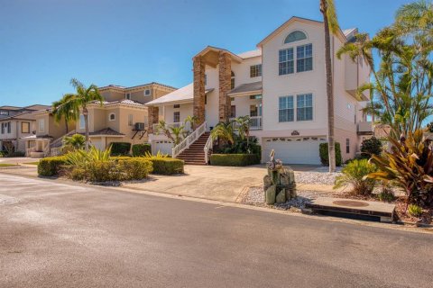 House in Gulfport, Florida 4 bedrooms, 288.83 sq.m. № 1587649 - photo 8