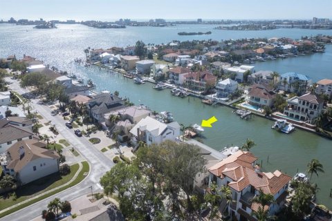 House in Gulfport, Florida 4 bedrooms, 288.83 sq.m. № 1587649 - photo 3