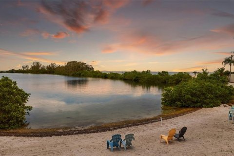 Condominio en Hudson, Florida, 2 dormitorios № 2211333