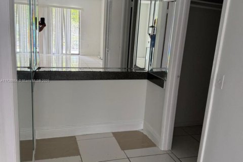 Apartamento en alquiler en Miami, Florida, 3 dormitorios, 117.24 m2 № 1697356 - foto 3