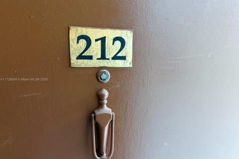 Apartamento en alquiler en Miami, Florida, 3 dormitorios, 117.24 m2 № 1697356 - foto 1