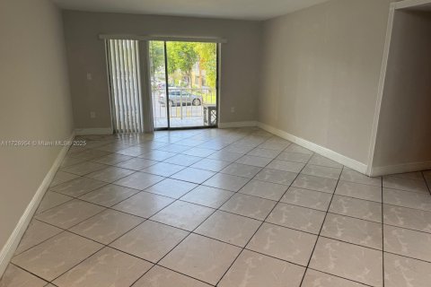 Apartamento en alquiler en Miami, Florida, 3 dormitorios, 117.24 m2 № 1697356 - foto 11