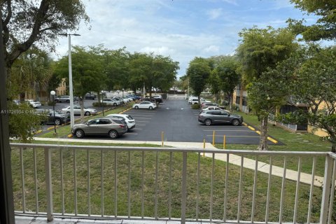 Apartamento en alquiler en Miami, Florida, 3 dormitorios, 117.24 m2 № 1697356 - foto 2