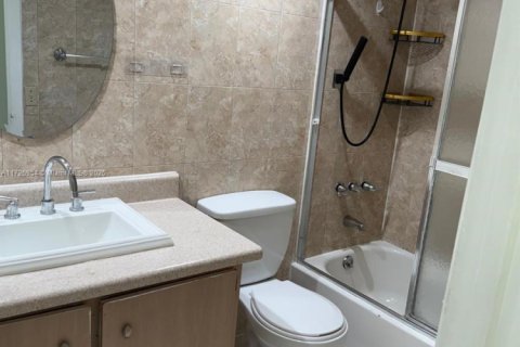 Apartamento en alquiler en Miami, Florida, 3 dormitorios, 117.24 m2 № 1697356 - foto 4