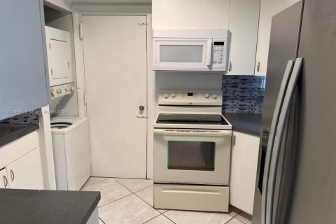 Apartamento en alquiler en Miami, Florida, 3 dormitorios, 117.24 m2 № 1697356 - foto 8