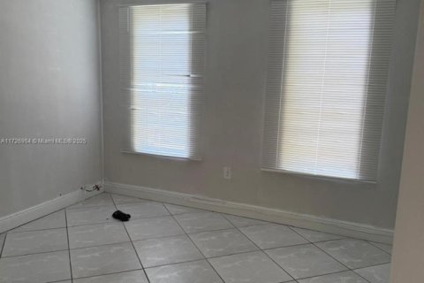 Apartamento en alquiler en Miami, Florida, 3 dormitorios, 117.24 m2 № 1697356 - foto 7