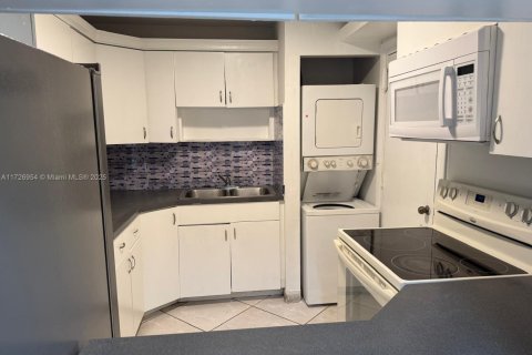 Apartamento en alquiler en Miami, Florida, 3 dormitorios, 117.24 m2 № 1697356 - foto 10