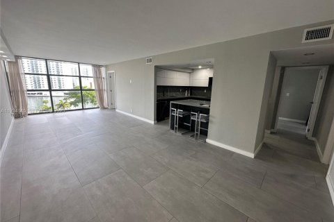 Снять в аренду кондоминиум в Халландейл-Бич, Флорида 2 спальни, 99.87м2, № 1992422 - фото 9