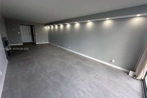 Снять в аренду кондоминиум в Халландейл-Бич, Флорида 2 спальни, 99.87м2, № 1992422 - фото 11