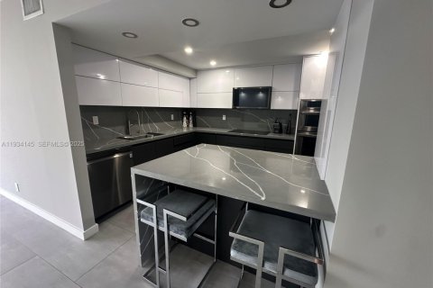 Снять в аренду кондоминиум в Халландейл-Бич, Флорида 2 спальни, 99.87м2, № 1992422 - фото 1