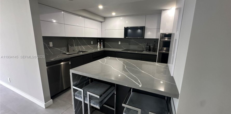 Кондоминиум с 2 спальнями в Халландейл-Бич, Флорида № 1992422