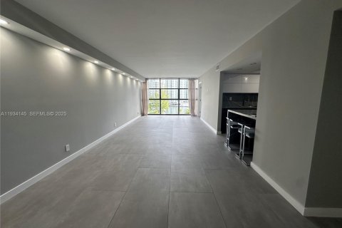 Снять в аренду кондоминиум в Халландейл-Бич, Флорида 2 спальни, 99.87м2, № 1992422 - фото 8