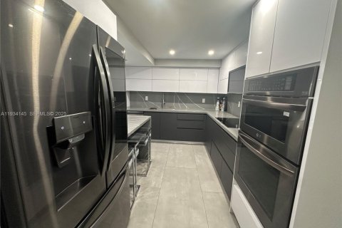 Снять в аренду кондоминиум в Халландейл-Бич, Флорида 2 спальни, 99.87м2, № 1992422 - фото 4