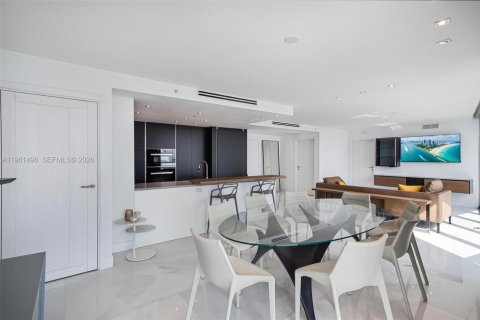 Condominio en alquiler en Miami, Florida, 2 dormitorios, 126.72 m2 № 2080824 - foto 4