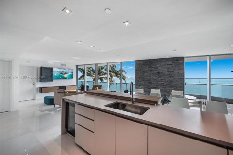 Condominio en alquiler en Miami, Florida, 2 dormitorios, 126.72 m2 № 2080824 - foto 6