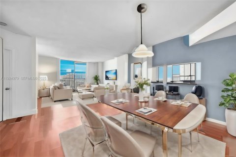 Copropriété à louer à Miami, Floride: 2 chambres, 117.71 m2 № 1982541 - photo 2