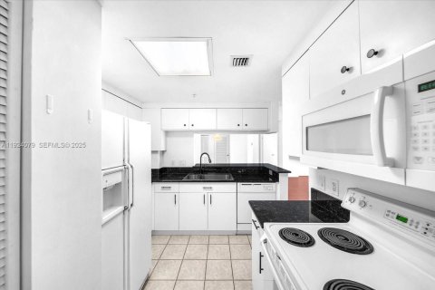 Copropriété à louer à Miami, Floride: 2 chambres, 117.71 m2 № 1982541 - photo 16
