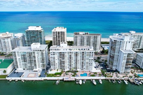 Кондоминиум с 2 спальнями в Майами-Бич, Флорида № 1998671