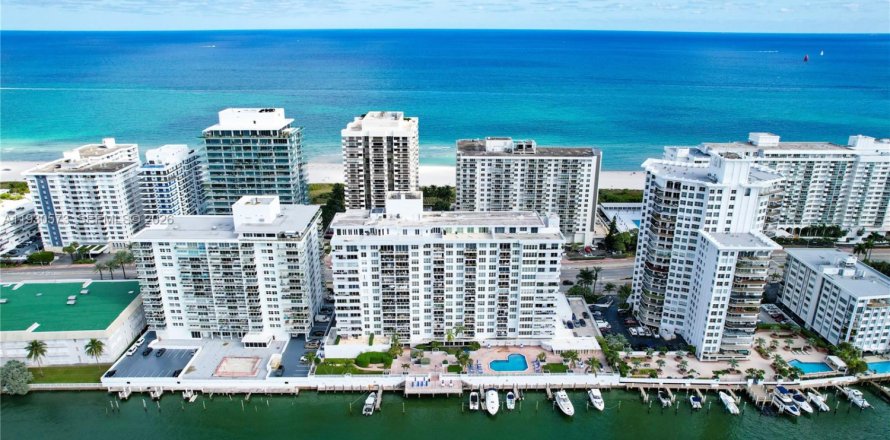 Кондоминиум с 2 спальнями в Майами-Бич, Флорида № 1998671