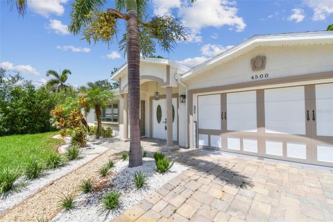 Casa en alquiler en Saint Petersburg, Florida, 4 dormitorios, 206.8 m2 № 1917124 - foto 2