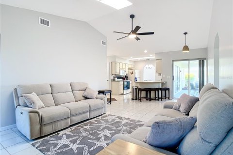 House in Rotonda, Florida 3 bedrooms, 151.15 sq.m. № 1532869 - photo 9