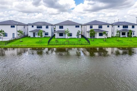 Casa en venta en Miramar, Florida, 5 dormitorios, 337.51 m2 № 1986689 - foto 1