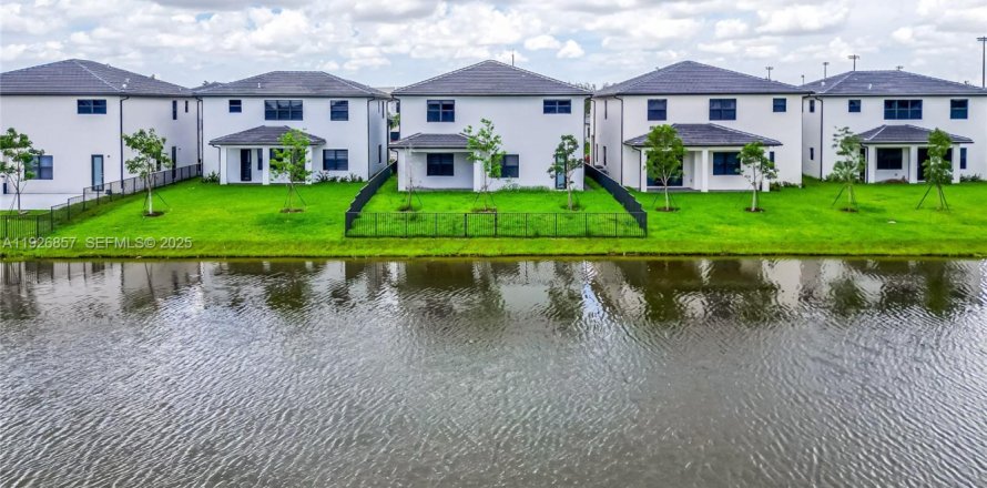 Casa en Miramar, Florida 5 dormitorios, 337.51 m2 № 1986689