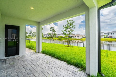 House in Miramar, Florida 5 bedrooms, 337.51 sq.m. № 1986689 - photo 22