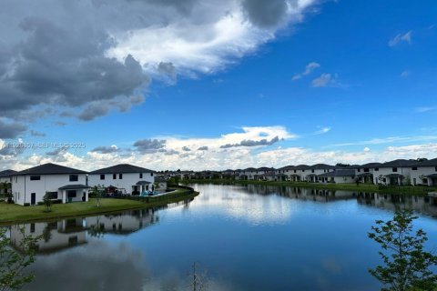 House in Miramar, Florida 5 bedrooms, 337.51 sq.m. № 1986689 - photo 23