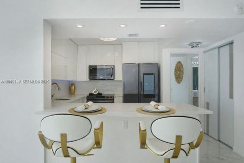Condo in Hallandale Beach, Florida, 2 bedrooms № 2072706 - photo 11