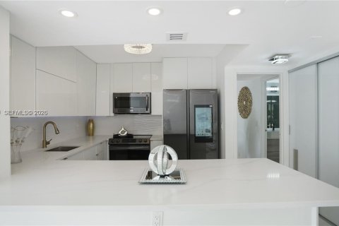 Condo in Hallandale Beach, Florida, 2 bedrooms № 2072706 - photo 15