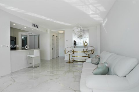 Condo in Hallandale Beach, Florida, 2 bedrooms № 2072706 - photo 6