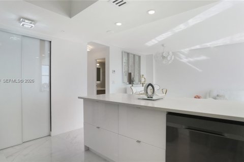 Condo in Hallandale Beach, Florida, 2 bedrooms № 2072706 - photo 17
