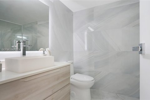 Condo in Hallandale Beach, Florida, 2 bedrooms № 2072706 - photo 25