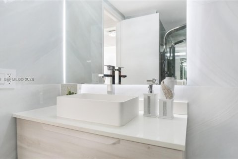 Condo in Hallandale Beach, Florida, 2 bedrooms № 2072706 - photo 24