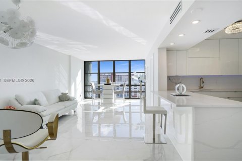 Condo in Hallandale Beach, Florida, 2 bedrooms № 2072706 - photo 10