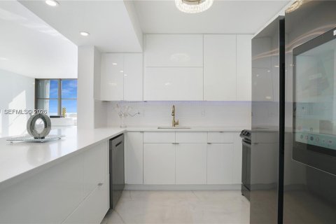 Condo in Hallandale Beach, Florida, 2 bedrooms № 2072706 - photo 16
