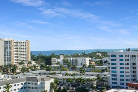 Condo in Hallandale Beach, Florida, 2 bedrooms № 2072706 - photo 2