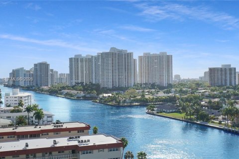 Condo in Hallandale Beach, Florida, 2 bedrooms № 2072706 - photo 30
