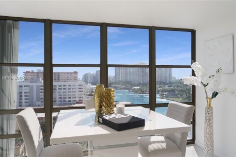 Condo in Hallandale Beach, Florida, 2 bedrooms № 2072706 - photo 9