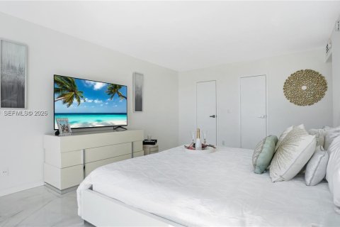 Condo in Hallandale Beach, Florida, 2 bedrooms № 2072706 - photo 20