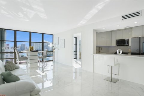 Condo in Hallandale Beach, Florida, 2 bedrooms № 2072706 - photo 5