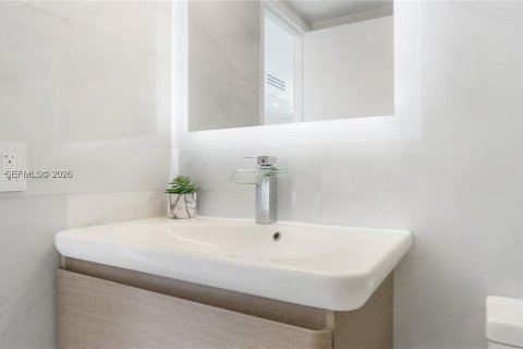 Condo in Hallandale Beach, Florida, 2 bedrooms № 2072706 - photo 28